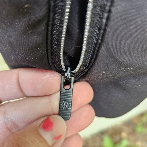 Lululemon black Lightweight Relaxed-Fit Down Jacket size 8 - Picture 3 of 10